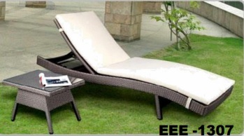 OUTDOOR LOUNGER WITH SIDE TABLE